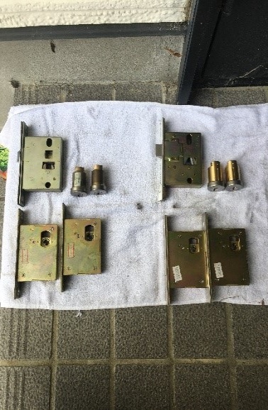 部品(左:既存品、右:新品)