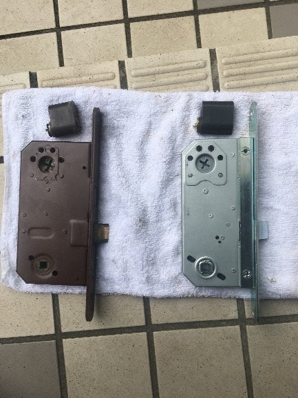 部品(左:既存品、右:取付品)