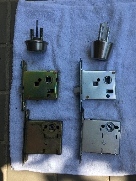 部品(左:既存品、右:取付品)